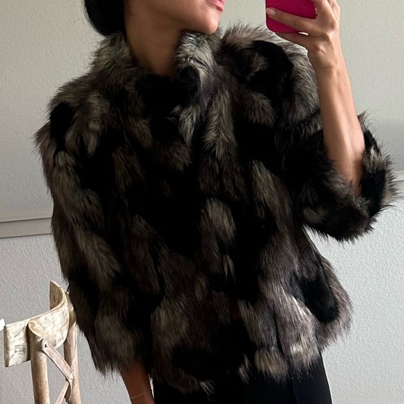 ⭐️SOLD⭐️ Faux Fur Via Spiga 3/4 sleeve coat size extra small - Picture 3 of 8
